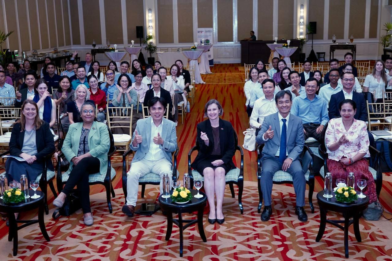 អូស្ត្រាលីប្តេជ្ញាគាំទ្រសហគមន៍អតីតនិស្សិតរបស់យើង ដើម្បីអាចប្រើប្រាស់ជំនាញ ចំណេះដឹង និងបណ្តាញទំនាក់ទំនងរបស់ពួកគេ