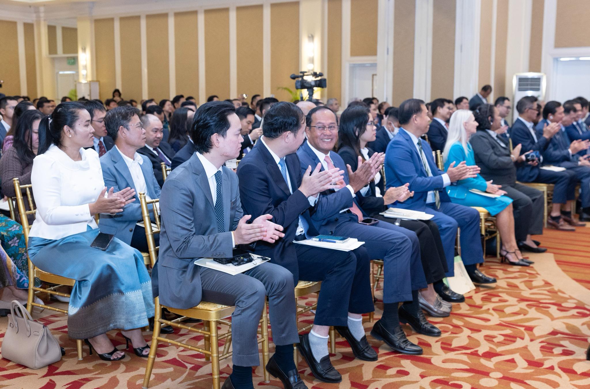 កិច្ចសន្ទនាដ៏រឹងមាំរវាងរដ្ឋាភិបាល និងផ្នែកធុរកិច្ច គឺមានសារៈសំខាន់សម្រាប់ការរីកចម្រើន