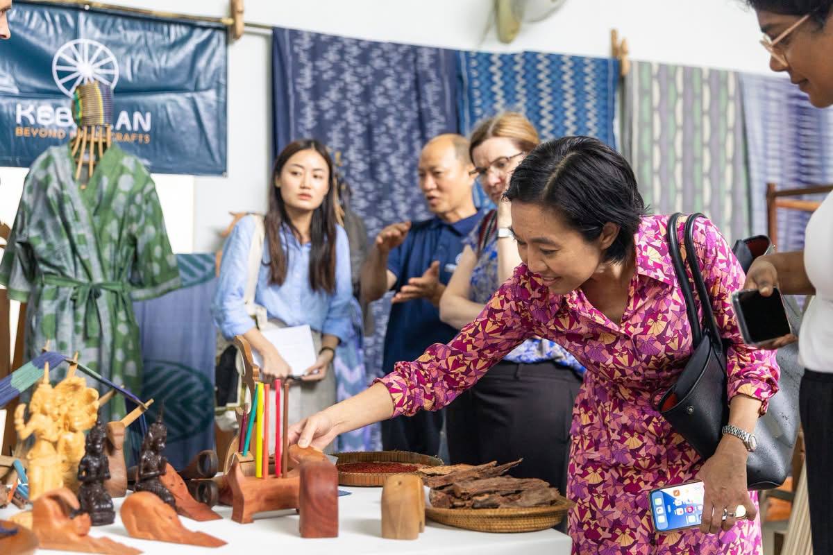 Australia is supporting Cambodia’s health system and business environment to be more inclusive.